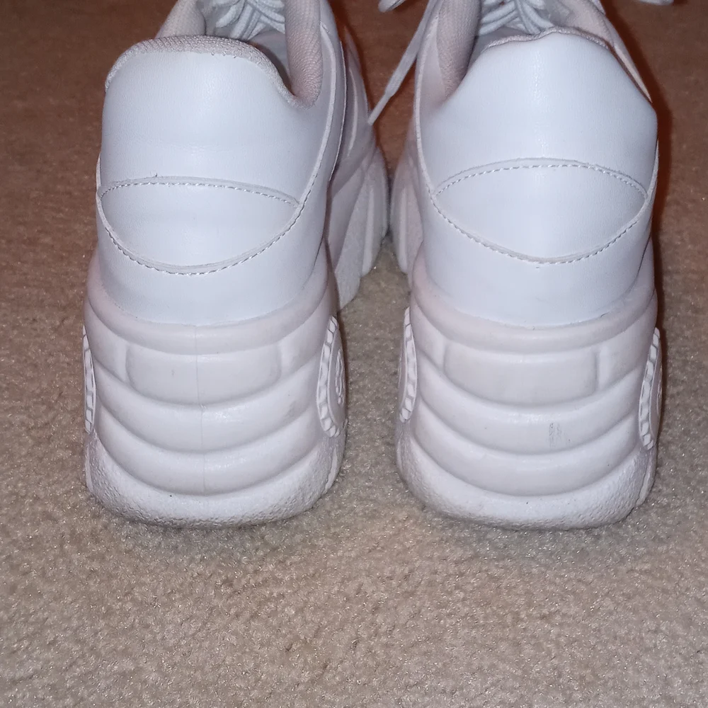 Urban Outfitters White  Sneakers Size 9 or 39 - Picture 5 of 8
